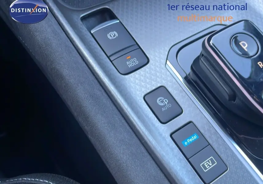 Gros plan sur la commande d’essuie-glace du Nissan Qashqai gris céramique, avec réglages automatiques visibles.