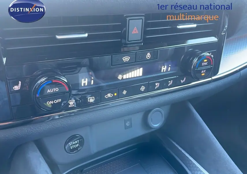 Gros plan sur les commandes multifonctions à gauche du volant du Nissan Qashqai 2025, finition N-Design.
