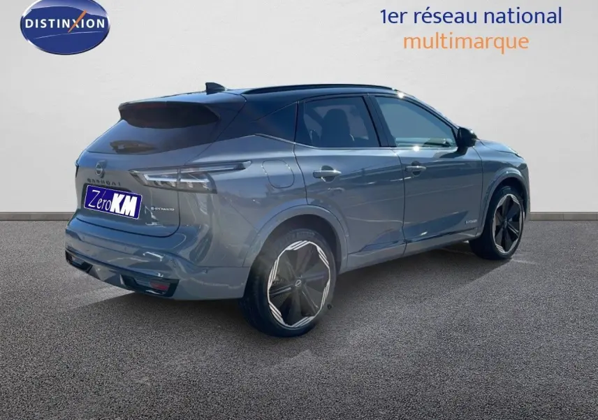 Vue de profil côté gauche du Nissan Qashqai 2025 gris céramique métal avec toit noir panoramique et jantes noires distinctives.