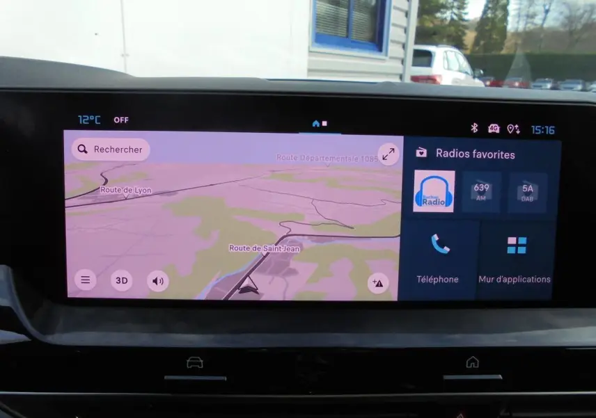 Écran tactile central du Citroën C5 X 2022 affichant la navigation et les radios favorites, intérieur moderne et épuré.