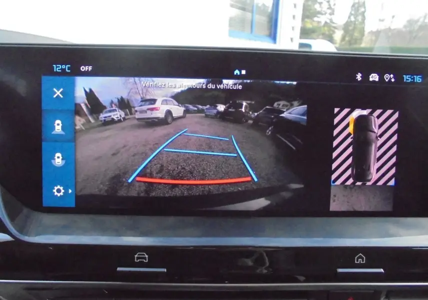 Écran intérieur montrant la caméra de recul et l'alerte de proximité du Citroën C5 X gris platinum, vue arrière.
