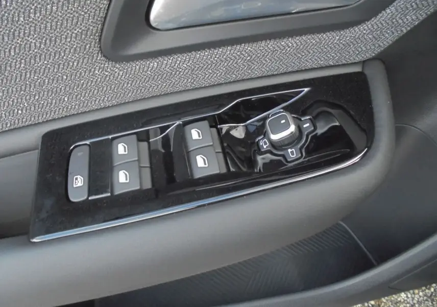 Gros plan sur les commandes de lève-vitres et rétroviseurs côté gauche d'une Citroën C5 X gris platinum, 2022.
