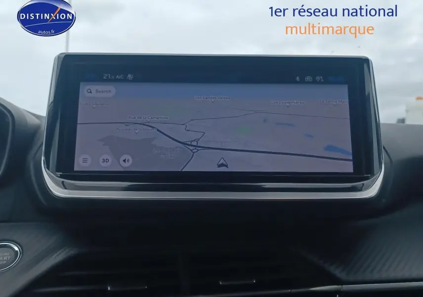 Écran tactile central du tableau de bord du Peugeot 2008 1.2 100 Allure, vue frontale intérieure.