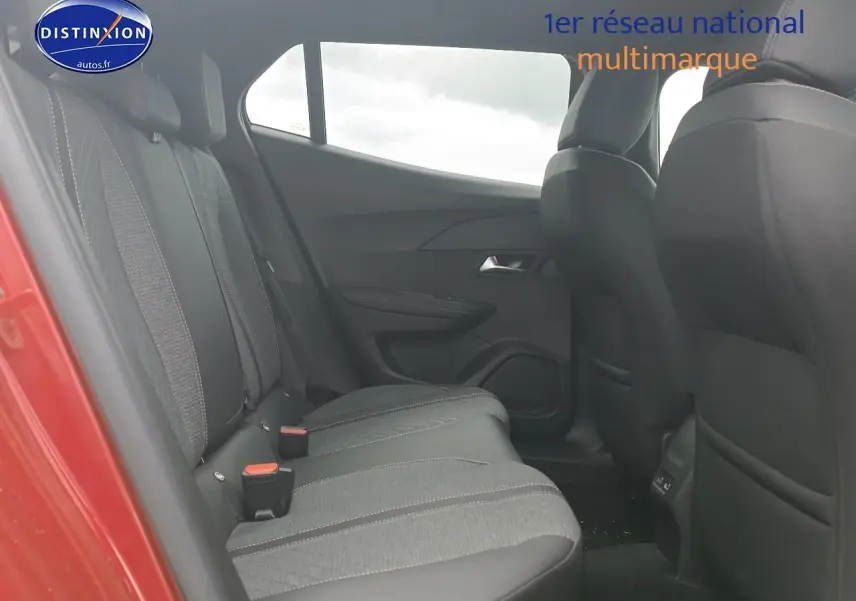 Vue intérieure côté gauche des sièges arrière en tissu gris du Peugeot 2008 rouge elixir, avec port USB visible au sol.