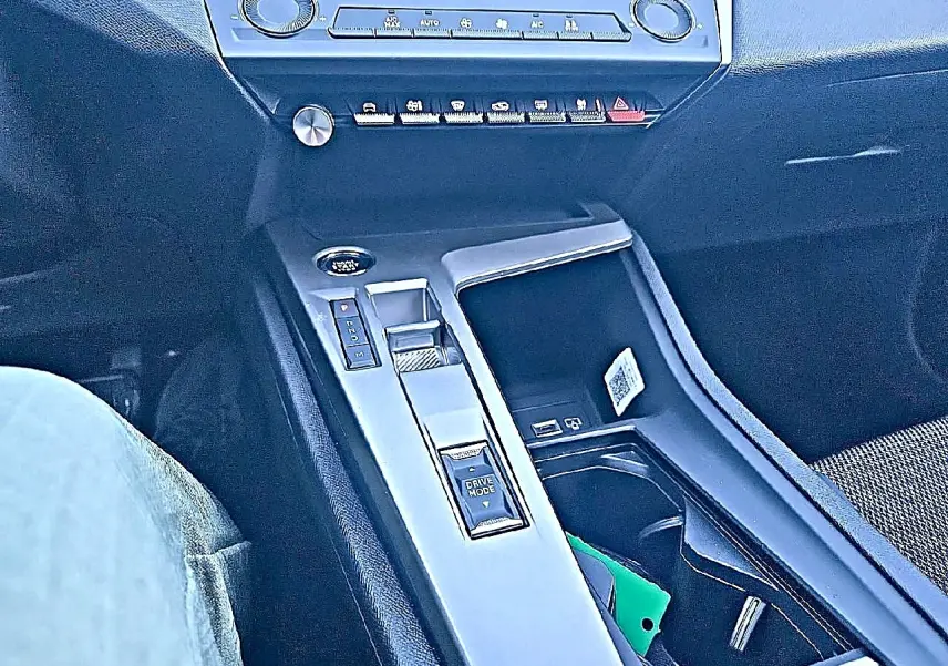 Vue intérieure centrée sur la console centrale de la Peugeot 308 SW 1.5 BlueHDi gris Artense avec boîte auto et commandes tactiles.