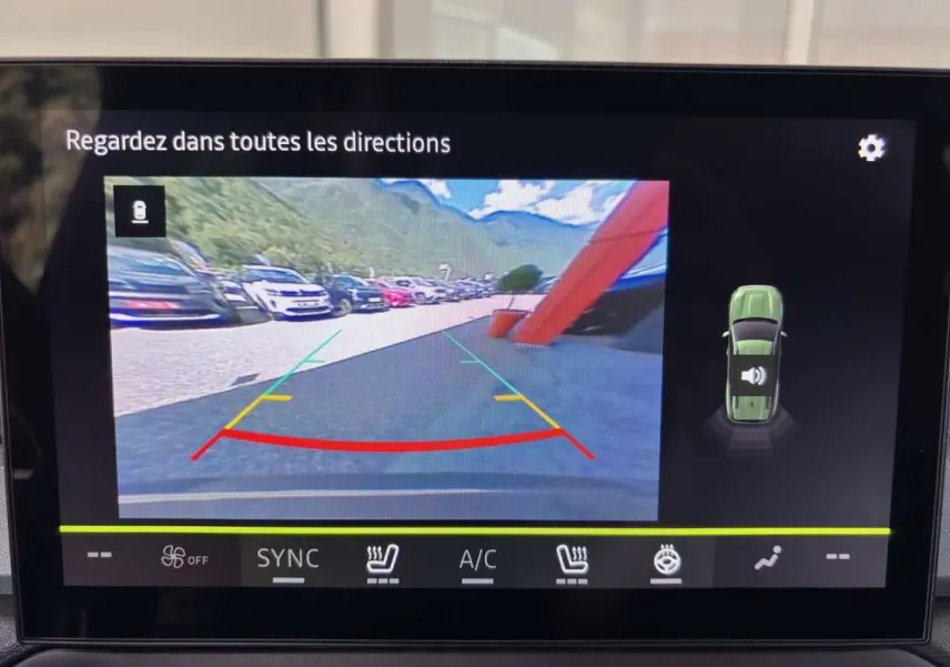 Vue écran caméra de recul du Dacia Bigster gris schiste, avec guidage de trajectoire et affichage radar latéral.