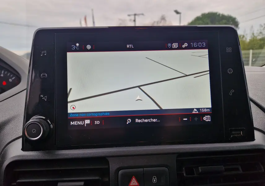Écran tactile central du Peugeot Partner 2020 montrant le GPS avec carte non cartographiée, intérieur gris.