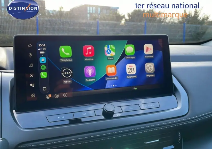 Écran tactile central du tableau de bord du Nissan Qashqai 2025, affichant interface connectée colorée.