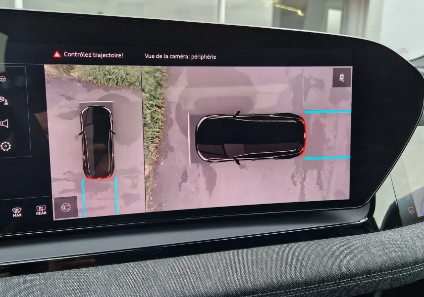 Vue aérienne de l'Audi Q6 e-tron Performance S-Line gris Manhattan sur l'écran de caméra de stationnement.