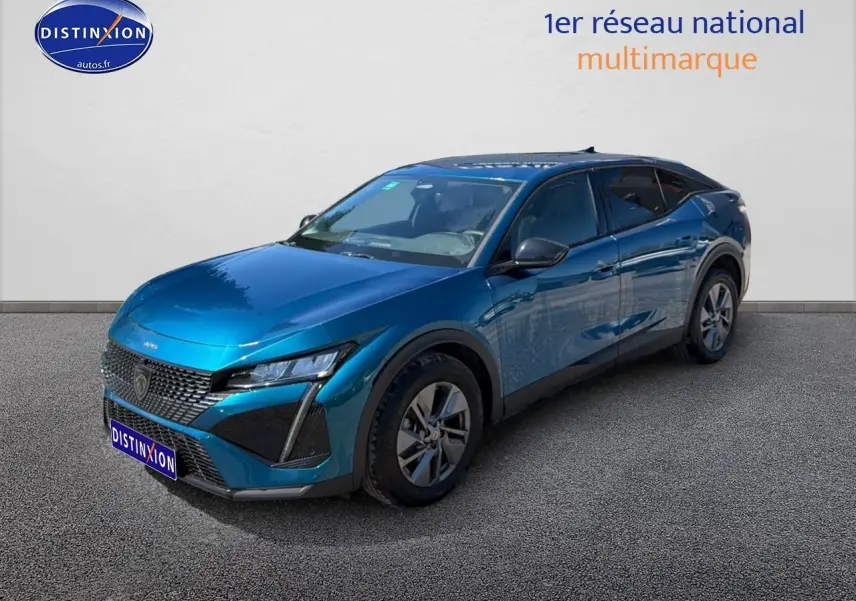 Peugeot 408 Hybrid bleu en 3/4 avant droit, avec calandre distinctive et jantes alu visibles.