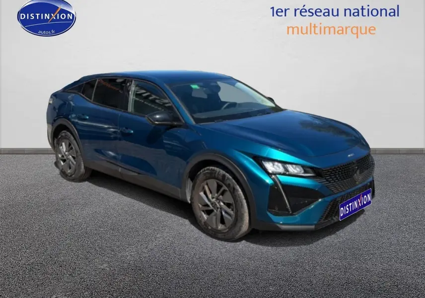 Peugeot 408 Hybrid bleu en 3/4 avant droit, avec phares LED et jantes alu distinctives.
