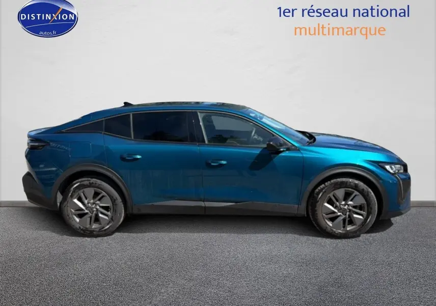 Profil côté gauche d'une Peugeot 408 Hybrid 145 allure e-dcs6 bleu avec jantes alu et vitres surteintées.