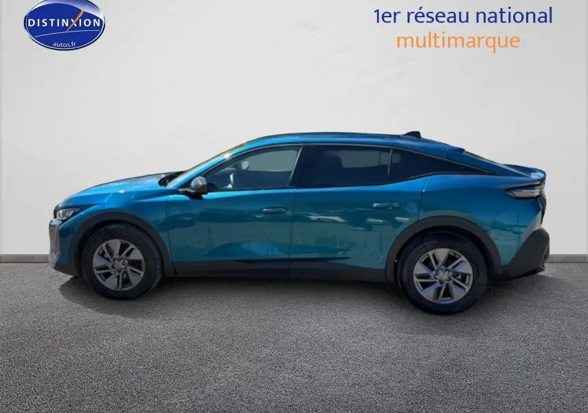 Vue de profil côté gauche d'une Peugeot 408 Hybrid 145 allure e-dcs6 bleu avec jantes alu et vitres surteintées.