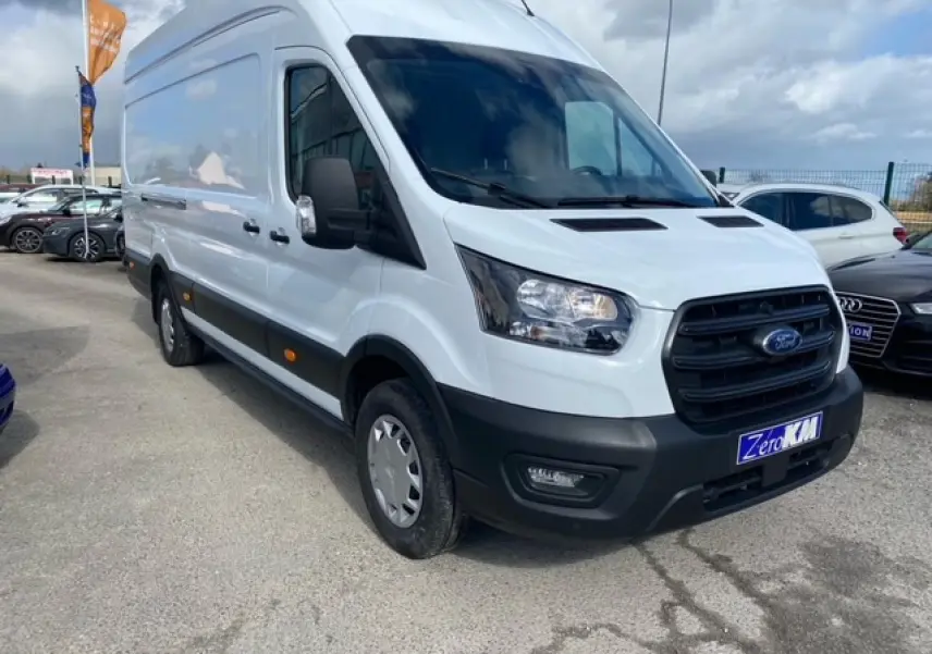 Ford Transit Fourgon blanc vu en 3/4 avant droit, avec calandre noire et pare-chocs avant noir mat.
