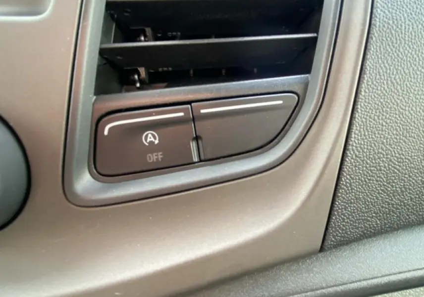 Gros plan sur le bouton d'arrêt du système start-stop dans l'habitacle du Ford Transit Fourgon blanc.