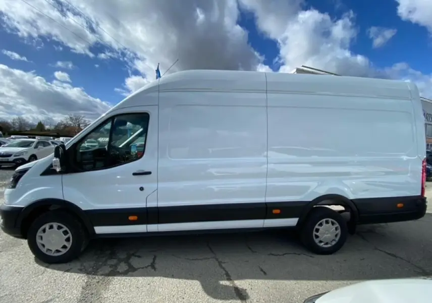 Vue de profil côté gauche d’un fourgon Ford Transit blanc, version L4H3 avec porte latérale coulissante et jantes acier.
