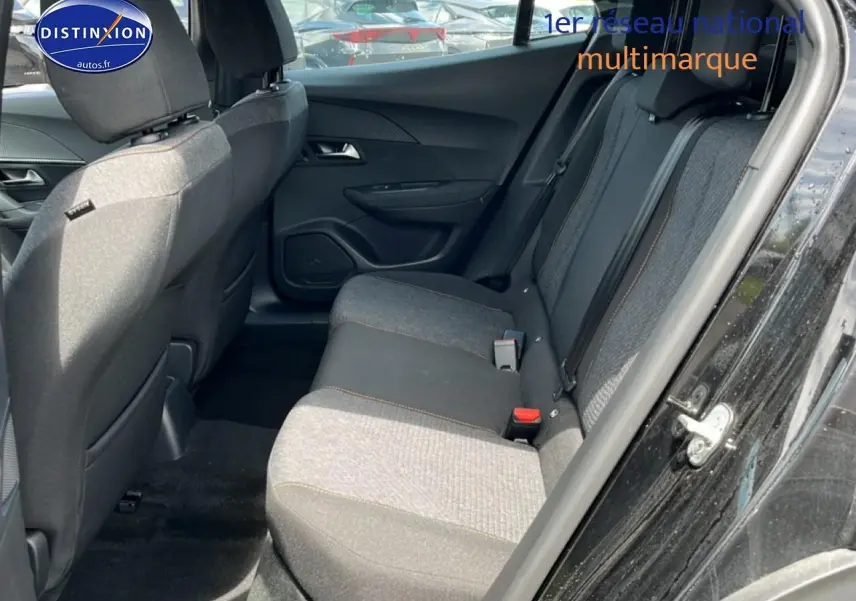 Vue intérieure côté droit des sièges arrière gris du Peugeot 2008 noir 2025, avec porte ouverte.