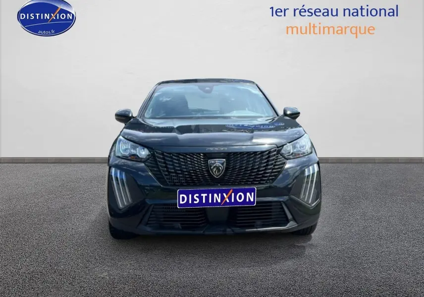 Vue de face du Peugeot 2008 noir 2025 avec calandre imposante et feux LED verticaux distinctifs.