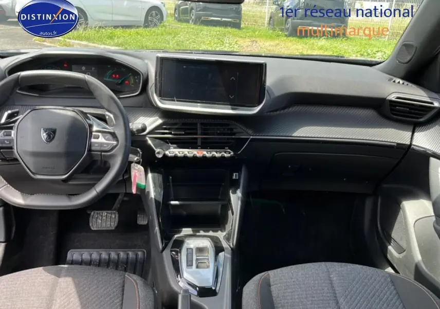 Vue intérieure avant du tableau de bord et volant noir de la Peugeot 2008 1.2 hybrid 145 style e-dcs6 2025.