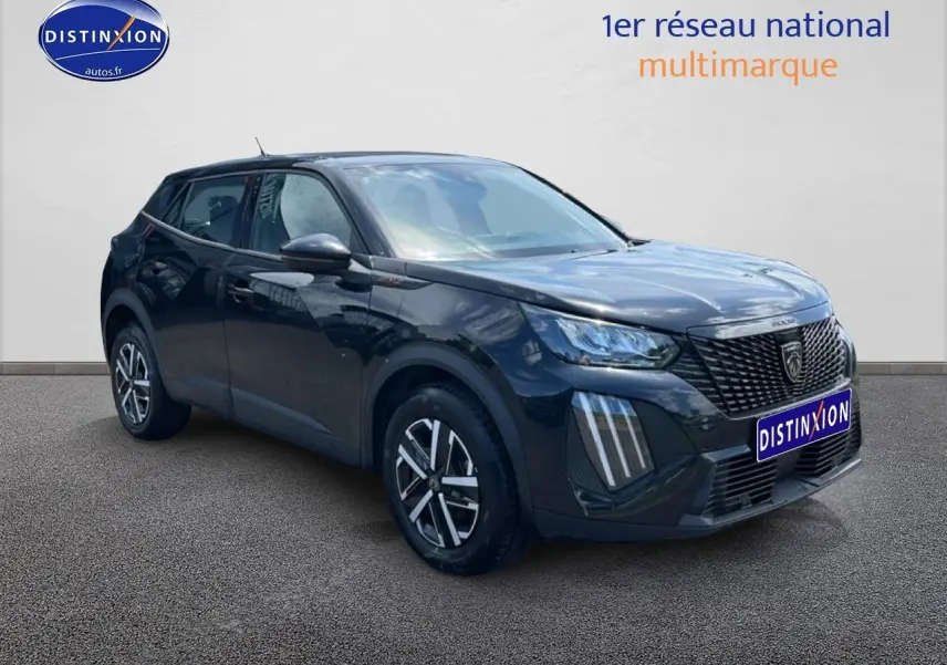 Peugeot 2008 noir en 3/4 avant droit, avec calandre distinctive et jantes modernes sur fond neutre.