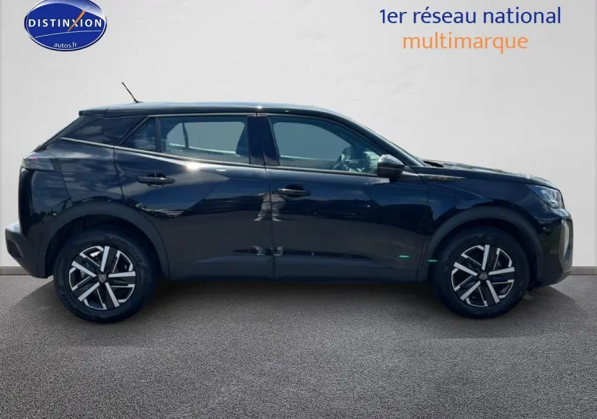 Peugeot 2008 noir vue de profil côté gauche, soulignant ses jantes modernes et sa silhouette compacte.