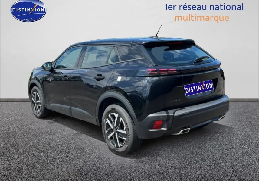 Peugeot 2008 noir en 3/4 arrière droit, avec feux arrière LED et jantes alliage distinctives.