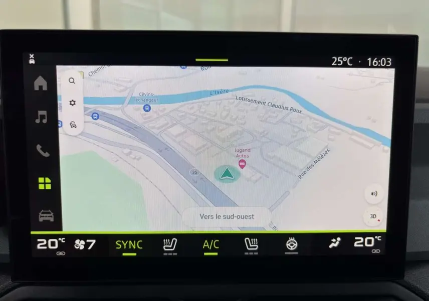 Écran tactile central du tableau de bord du Dacia Bigster affichant la navigation GPS et les commandes de climatisation.