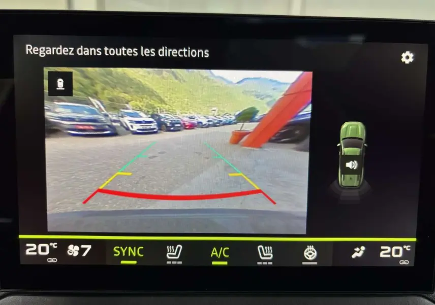 Affichage caméra de recul du Dacia Bigster vert cèdre, vue arrière avec lignes de guidage colorées et capteurs actifs.