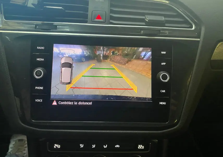 Écran central du Volkswagen Tiguan 2020 montrant la caméra de recul avec guidage coloré dans un intérieur noir.