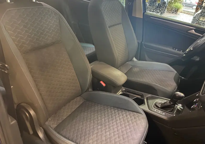 Vue intérieure rapprochée des sièges avant en tissu noir matelassé du Volkswagen Tiguan iq drive 2020.