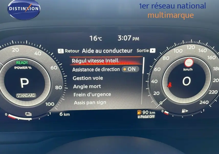 Affichage numérique du tableau de bord du Nissan Qashqai 2025, montrant les aides à la conduite et la vitesse à zéro.