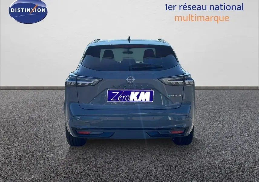 Vue arrière d'un Nissan Qashqai 2025 gris céramique avec toit noir et badge hybride E-POWER visible.