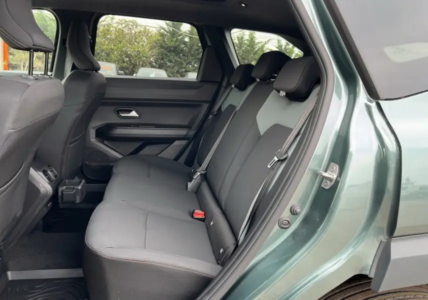 Vue côté gauche de la banquette arrière grise du Dacia Bigster Hybrid 155 Extreme Plus vert cèdre avec ceinture de sécurité.