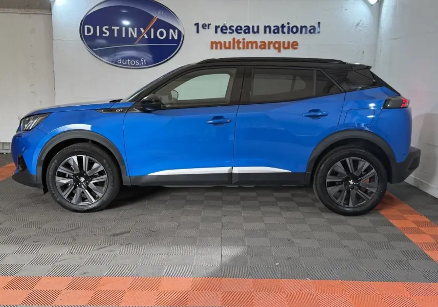 Peugeot 2008 Bleu GT Pack vue de profil côté gauche, toit noir contrastant et jantes alliage foncé.