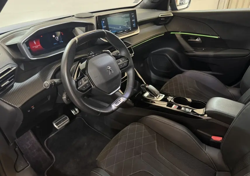 Intérieur de la Peugeot 2008 GT Pack 2021, vue côté conducteur, volant cuir GT et écran tactile central.