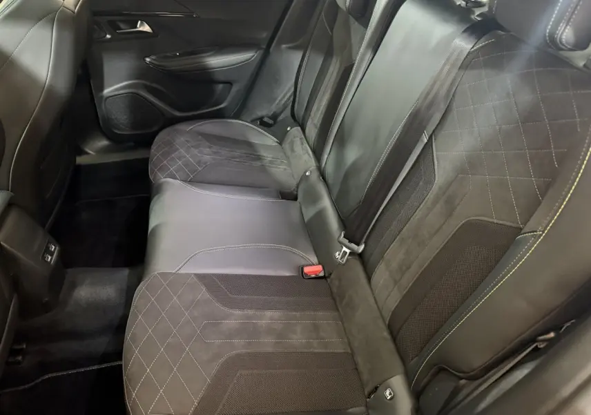 Vue côté droit des sièges arrière en cuir et alcantara noirs du Peugeot 2008 GT Pack 2021, avec surpiqûres contrastantes.