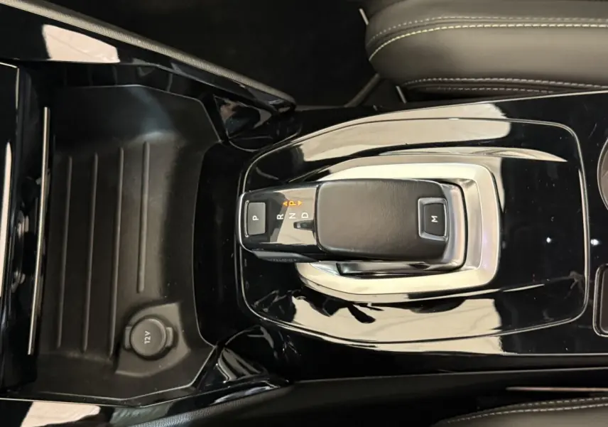 Gros plan sur la commande de la boîte automatique noire au centre de la console intérieure du Peugeot 2008 GT Pack.