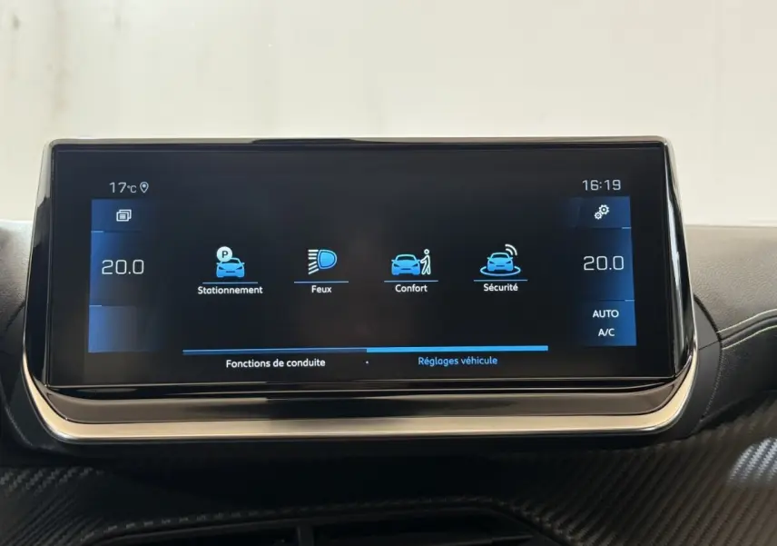Écran tactile central du tableau de bord du Peugeot 2008 bleu, affichant les réglages véhicule et climatisation.
