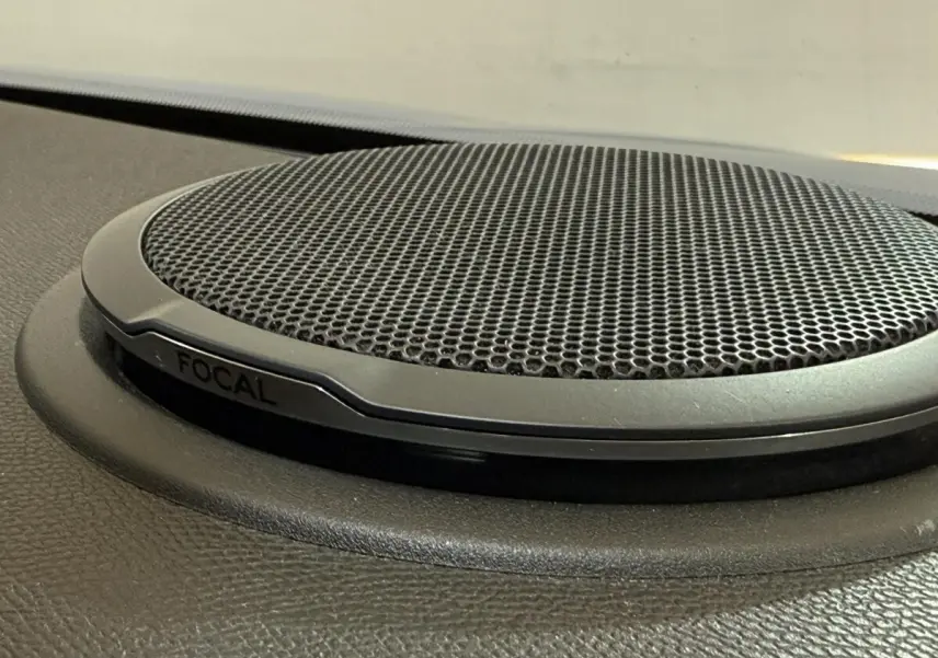 Gros plan sur le haut-parleur Focal intégré au tableau de bord d'un Peugeot 2008 bleu, version GT Pack.