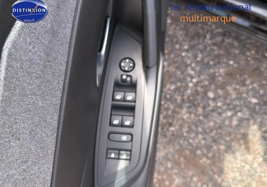 Vue rapprochée de la commande des vitres côté gauche d’une Peugeot 408 Hybrid 136 allure e-dcs6 bleue, avec boutons noirs.