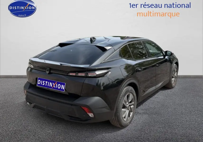 Vue 3/4 arrière droite d'une Peugeot 408 Hybrid 136 allure e-dcs6 noire avec vitres surteintées et jantes alu.