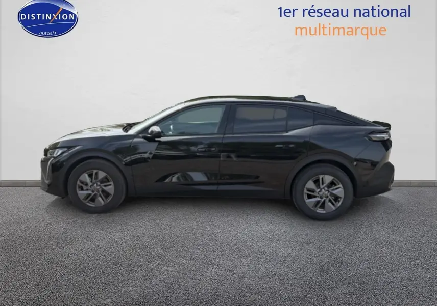 Profil côté gauche d'une Peugeot 408 noire avec vitres teintées, jantes alliage et lignes fluides modernes.