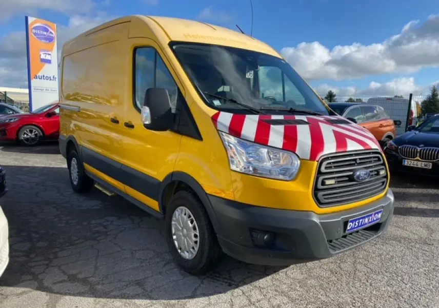 Fourgon Ford Transit orange vu en 3/4 avant droit avec capot rayé rouge et blanc en concession.