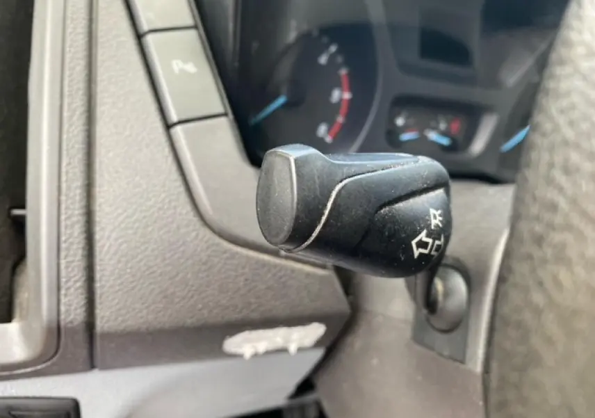 Gros plan intérieur sur la commande de réglage des essuie-glaces du Ford Transit Fourgon L3H2 2015.