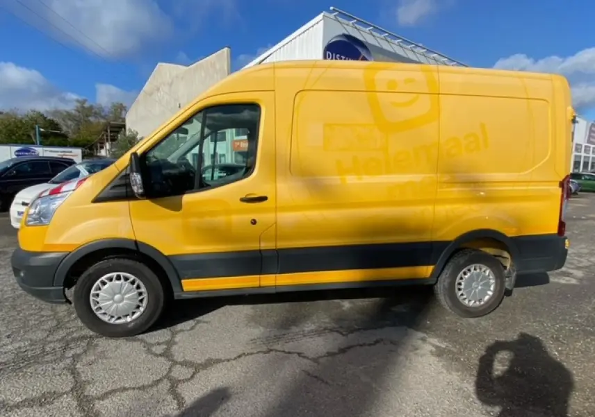 Vue de profil côté gauche d'un Ford Transit Fourgon orange avec porte latérale coulissante et jantes acier.