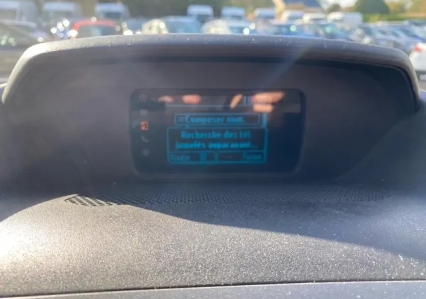 Écran central du tableau de bord du Ford Transit Fourgon L3H2 2015 affichant un menu Bluetooth.