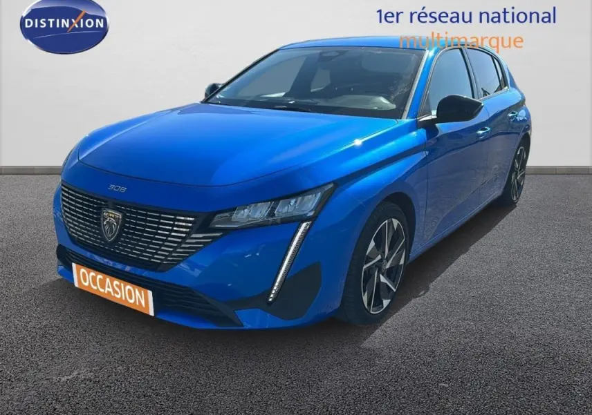 Peugeot 308 bleu clair vue 3/4 avant droit, avec calandre distinctive et jantes alliage 17 pouces.