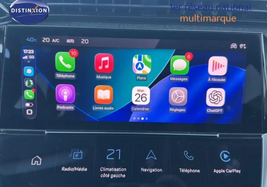 Écran tactile multimédia de la Peugeot 308 Allure Pack 2021 affichant applications et climatisation côté gauche.