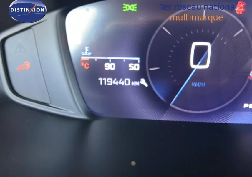 Tableau de bord numérique de Peugeot 308 bleu clair, affichant 119440 km et vitesse à 0 km/h, vue de face rapprochée.