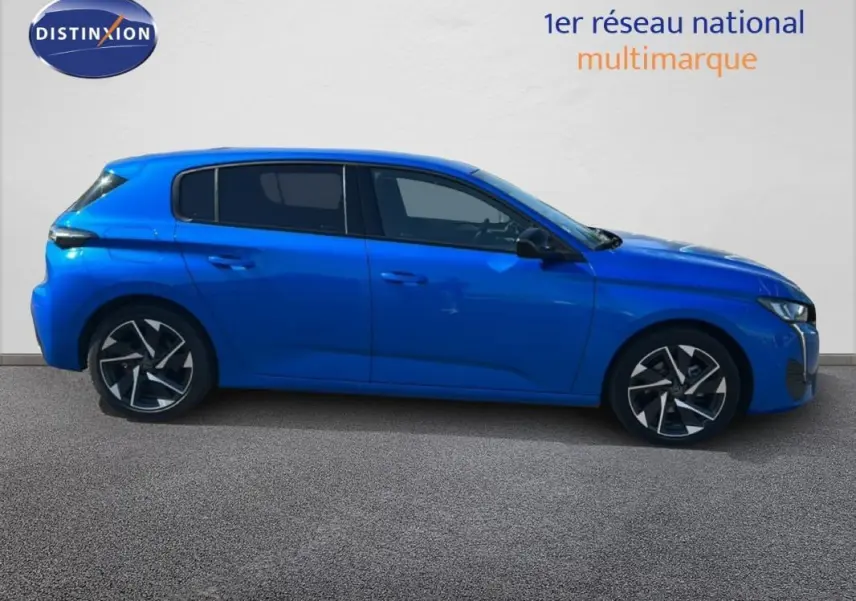Vue de profil côté gauche d'une Peugeot 308 bleu clair avec jantes alliage 17 pouces sur fond neutre.